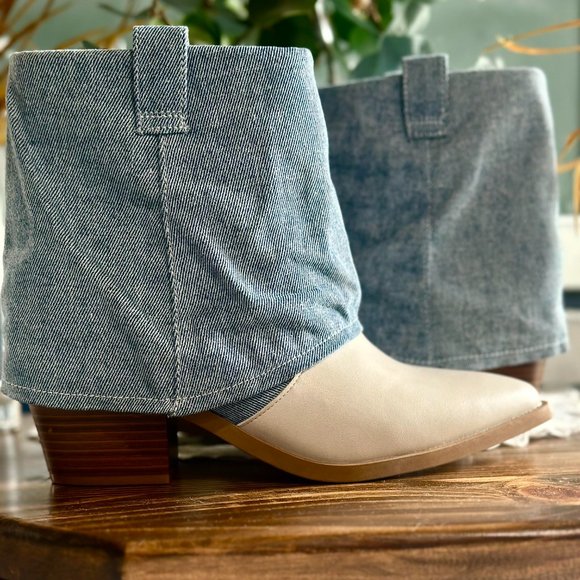 NWT White and Denim Fold Over Pull-On Western Ankle Boots - Picture 5 of 8